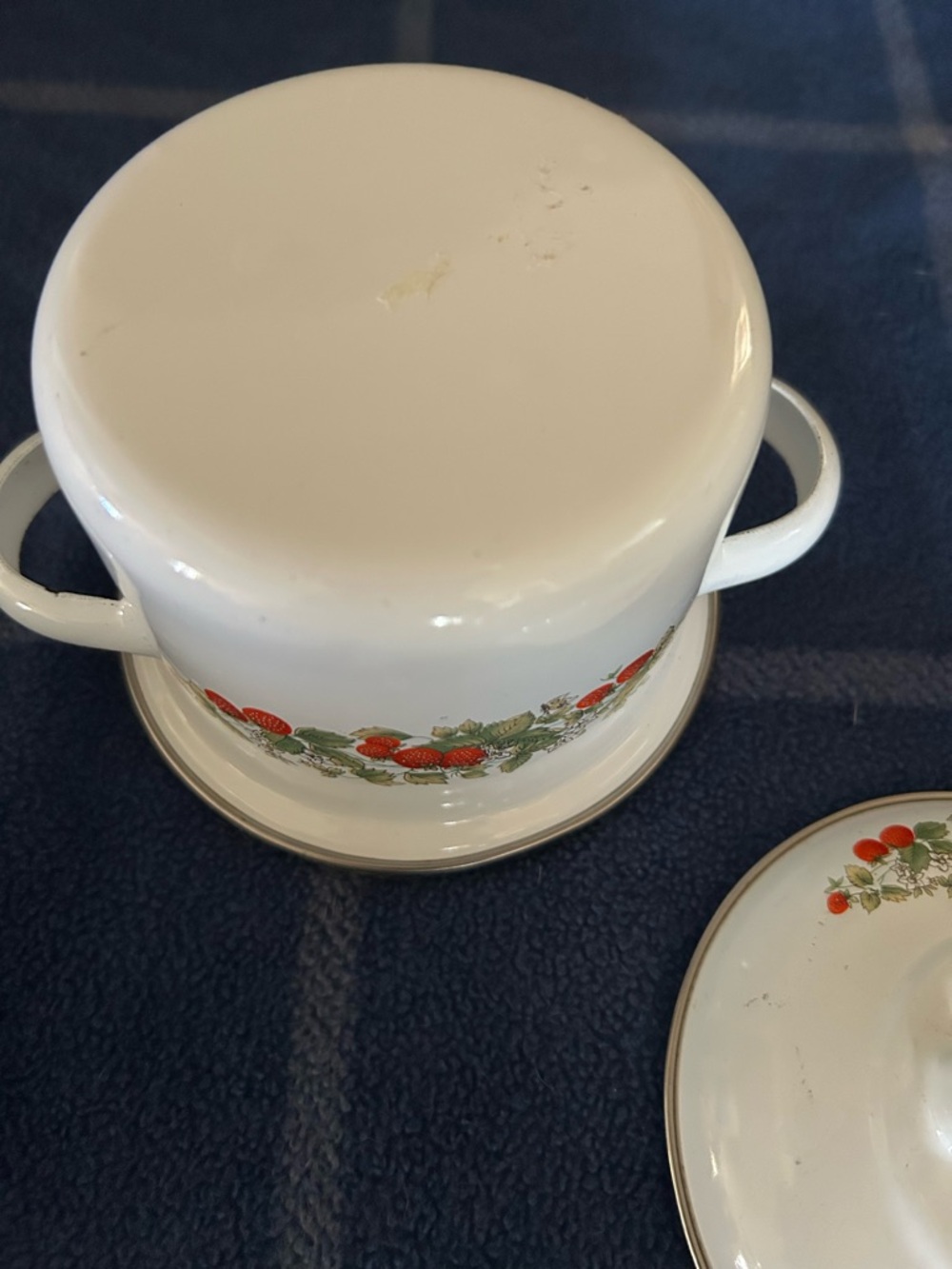 Small Enamel Pot With Lid White with Strawberry Print Kitchen Decorative - Picture 6 of 10
